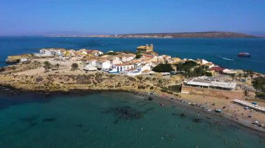 Tabarca Adası 'nın güney tarafındaki sahil ve demirli hava manzarası. İspanya 'da daimi sakinleri olan en küçük ada.