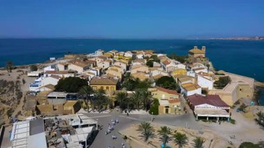 Akdeniz kıyısındaki Akdeniz turistik adası Tabarca 'nın antik kentinin havadan görünüşü, Alicante, İspanya.