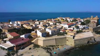Akdeniz kıyısındaki Akdeniz turistik adası Tabarca 'nın antik kentinin havadan görünüşü, Alicante, İspanya.