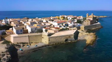 Akdeniz kıyısındaki Akdeniz turistik adası Tabarca 'nın antik kentinin havadan görünüşü, Alicante, İspanya.