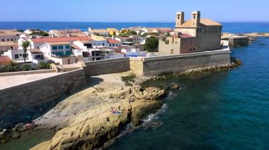 Akdeniz kıyısındaki Akdeniz turistik adası Tabarca 'nın antik kentinin havadan görünüşü, Alicante, İspanya.