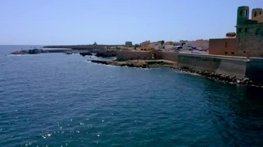 Akdeniz kıyısındaki Akdeniz turistik adası Tabarca 'nın antik kentinin havadan görünüşü, Alicante, İspanya.