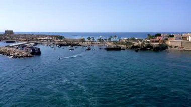 Akdeniz kıyısındaki Akdeniz turistik adası Tabarca 'nın antik kentinin havadan görünüşü, Alicante, İspanya.