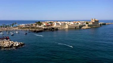 Akdeniz kıyısındaki Akdeniz turistik adası Tabarca 'nın antik kentinin havadan görünüşü, Alicante, İspanya.