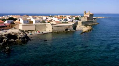 Akdeniz kıyısındaki Akdeniz turistik adası Tabarca 'nın antik kentinin havadan görünüşü, Alicante, İspanya.