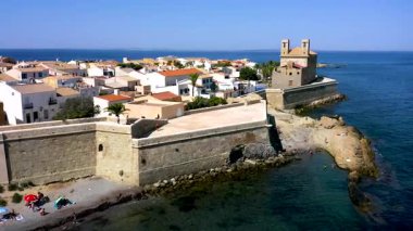 Akdeniz kıyısındaki Akdeniz turistik adası Tabarca 'nın antik kentinin havadan görünüşü, Alicante, İspanya.