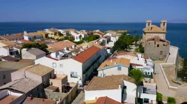 Akdeniz kıyısındaki Akdeniz turistik adası Tabarca 'nın antik kentinin havadan görünüşü, Alicante, İspanya.