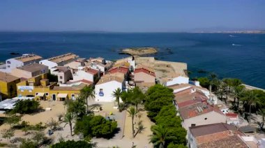 Akdeniz kıyısındaki Akdeniz turistik adası Tabarca 'nın antik kentinin havadan görünüşü, Alicante, İspanya.