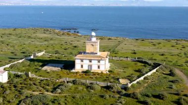 Tabarca Adası 'ndaki deniz fenerinin havadan görüntüsü. İspanya 'da daimi sakinleri olan en küçük Akdeniz adası..