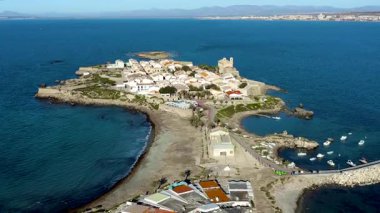 Akdeniz kıyısındaki Akdeniz turistik adası Tabarca 'nın antik kentinin havadan görünüşü, Alicante, İspanya.