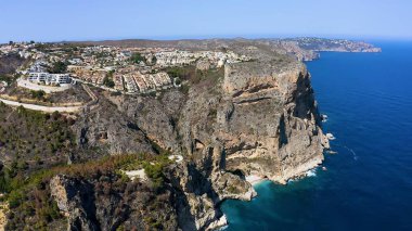 İspanya 'nın Alicante eyaletindeki Benitachell kasabasındaki Cumbres del Sol' un güzel uçurumlarının hava manzarası..