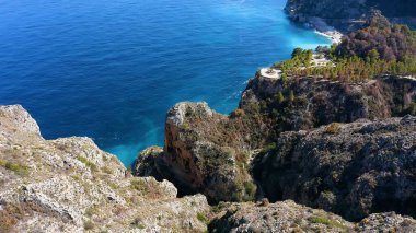 İspanya 'nın Alicante eyaletindeki Benitachell kasabasındaki Cumbres del Sol' un güzel uçurumlarının hava manzarası..