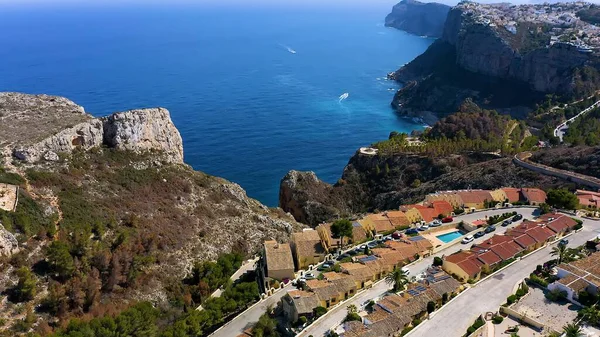 İspanya 'nın Alicante eyaletindeki Benitachell kasabasındaki Cumbres del Sol' un güzel uçurumlarının hava manzarası..