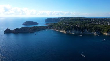 İspanya 'nın Akdeniz köyü Javea' daki San Martin Burnu 'ndaki liman ve uçurumların hava manzarası.