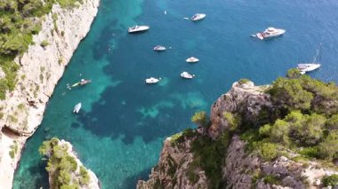 Güzel ve gizli Cala En Cal 'in hava manzarası ve İspanya' nın Akdeniz kıyısındaki Cape La Nao 'daki demirleme yeri..
