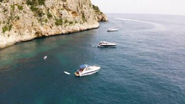 Güzel ve gizli Cala En Cal 'in hava manzarası ve İspanya' nın Akdeniz kıyısındaki Cape La Nao 'daki demirleme yeri..