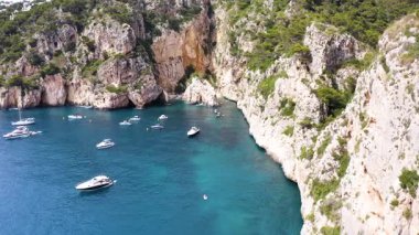 Güzel ve gizli Cala En Cal 'in hava manzarası ve İspanya' nın Akdeniz kıyısındaki Cape La Nao 'daki demirleme yeri..