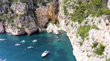 Güzel ve gizli Cala En Cal 'in hava manzarası ve İspanya' nın Akdeniz kıyısındaki Cape La Nao 'daki demirleme yeri..