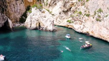 Güzel ve gizli Cala En Cal 'in hava manzarası ve İspanya' nın Akdeniz kıyısındaki Cape La Nao 'daki demirleme yeri..