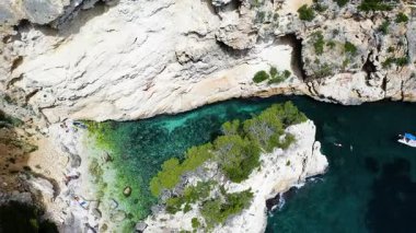 Güzel ve gizli Cala En Cal 'in hava manzarası ve İspanya' nın Akdeniz kıyısındaki Cape La Nao 'daki demirleme yeri..