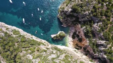 Güzel ve gizli Cala En Cal 'in hava manzarası ve İspanya' nın Akdeniz kıyısındaki Cape La Nao 'daki demirleme yeri..