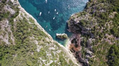 Güzel ve gizli Cala En Cal 'in hava manzarası ve İspanya' nın Akdeniz kıyısındaki Cape La Nao 'daki demirleme yeri..