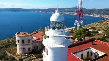 İspanya 'nın Akdeniz kıyısındaki Altea kasabasının güzel San Antonio deniz feneri uçurumlarının hava manzarası..