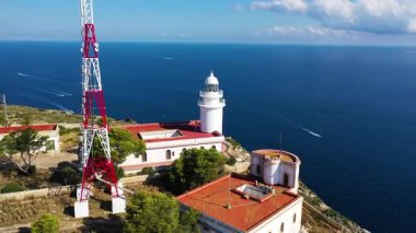 İspanya 'nın Akdeniz kıyısındaki Altea kasabasının güzel San Antonio deniz feneri uçurumlarının hava manzarası..