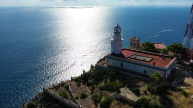 İspanya 'nın Akdeniz kıyısındaki Altea kasabasının güzel San Antonio deniz feneri uçurumlarının hava manzarası..