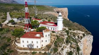 İspanya 'nın Akdeniz kıyısındaki Altea kasabasının güzel San Antonio deniz feneri uçurumlarının hava manzarası..