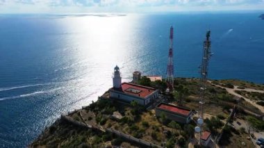 İspanya 'nın Akdeniz kıyısındaki Altea kasabasının güzel San Antonio deniz feneri uçurumlarının hava manzarası..