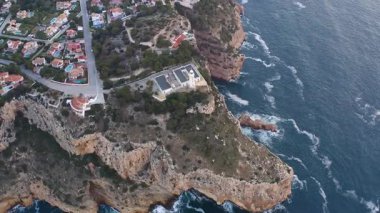 Gün batımında, La Nao deniz fenerinin etrafında, kayalık kıyıları ve İspanya 'nın kayalıkları ile hava manzarası..