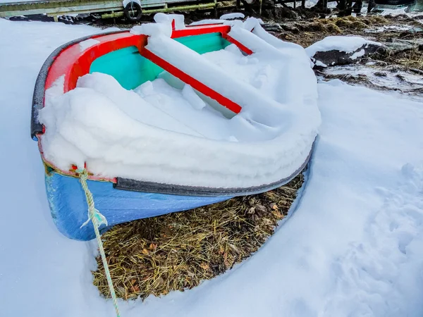 Fargerik Snødekt Båt Kysten Ved Fjorden Framfjorden – stockfoto