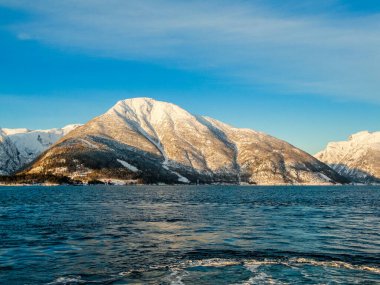 Vangsnes 'ten Dragsvik, Balestrand' a feribot. Kış manzarası ve fiyort Norveç 'te gündoğumu günbatımı.