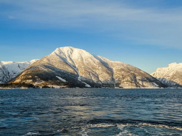 Ferry Vangsnes Dragsvik Balestrand Paisaje Invierno Fiordo Con Puesta Sol —  Fotos de Stock