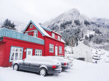 Tipik kırmızı kulübeler, kulübeler, Framfjorden Vestland Vik Norveç köyündeki kulübeler..