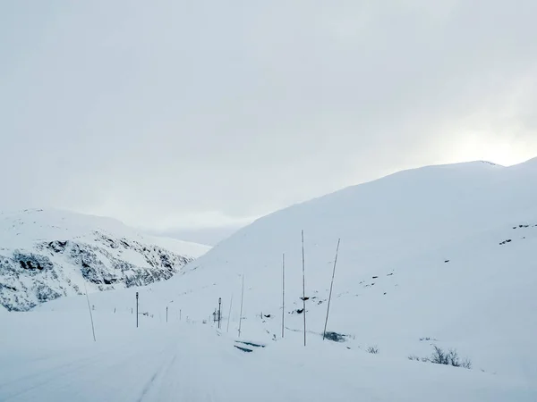 Przejazd Śnieżnobiałą Drogą Krajobrazem Norwegii — Zdjęcie stockowe