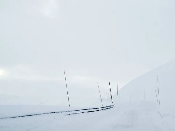 Mit Dem Auto Durch Schneeweiße Straßen Und Landschaft Norwegen — Stockfoto