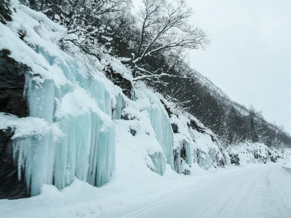 Fagyasztott Vízesés Jégcsapok Egy Gyönyörű Táj Norvégiában — Stock Fotó