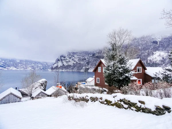 Köyden Fjord 'a, Framfjorden' e, Vestland 'a, Vik' e, Norveç 'e güzel huzurlu bir manzara..