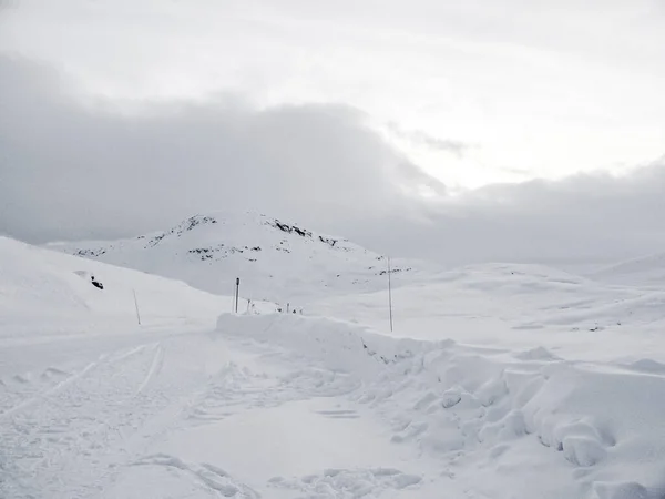 Przejazd Śnieżnobiałą Drogą Krajobrazem Norwegii — Zdjęcie stockowe