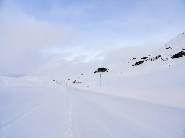 Przejazd Śnieżnobiałą Drogą Krajobrazem Norwegii — Zdjęcie stockowe