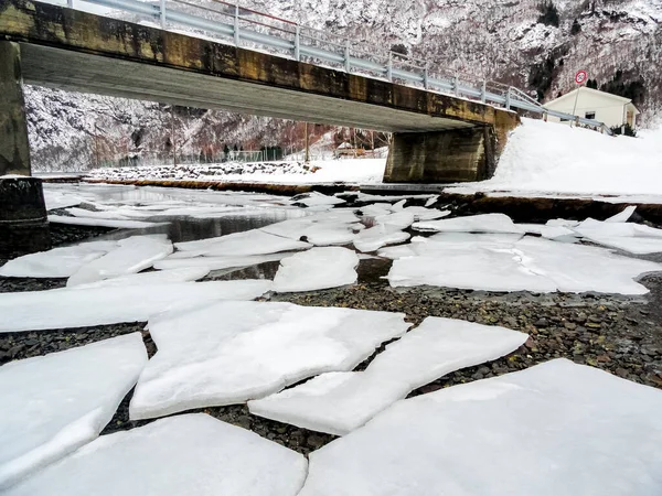 Téli Táj Fagyott Folyó Fjord Jég Bankok Híd Framfjorden Norvégia — Stock Fotó