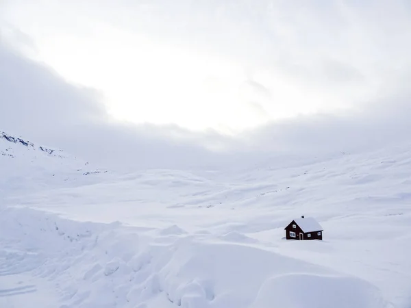 Ośnieżony Dom Samotny Domek Białym Zimowym Krajobrazie Norwegii — Zdjęcie stockowe