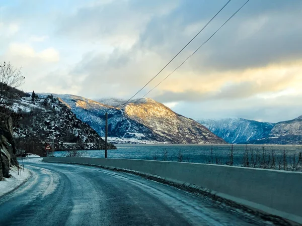 Dirigir Nascer Sol Através Montanhas Fiordes Noruega Gelo Negro Estrada — Fotografia de Stock