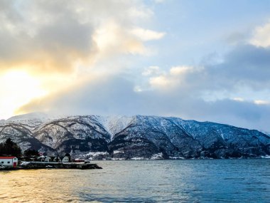 Norveç, Vestland Sognefjord 'da kış manzarası ve sabah vaktidir..