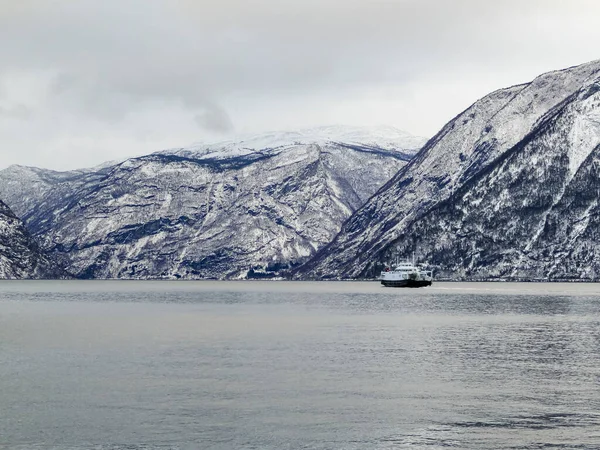 Fjord1 Ferry Fylkesbaatane Vangsnes Para Dragsvik Fergeleie Balestrand Noruega — Fotografia de Stock