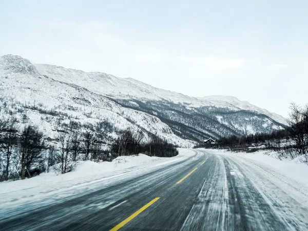 Rijden Door Sneeuwstorm Zwart Ijs Besneeuwd Wit Wegdek Landschap Noorwegen — Stockfoto
