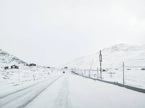 Przejazd Śnieżnobiałą Drogą Krajobrazem Norwegii Samochód Przodu — Zdjęcie stockowe