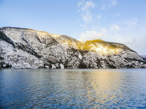 노르웨이 란트의 소그네 피오르에서 풍경과 아침에 황금빛 해돋이를 — 스톡 사진